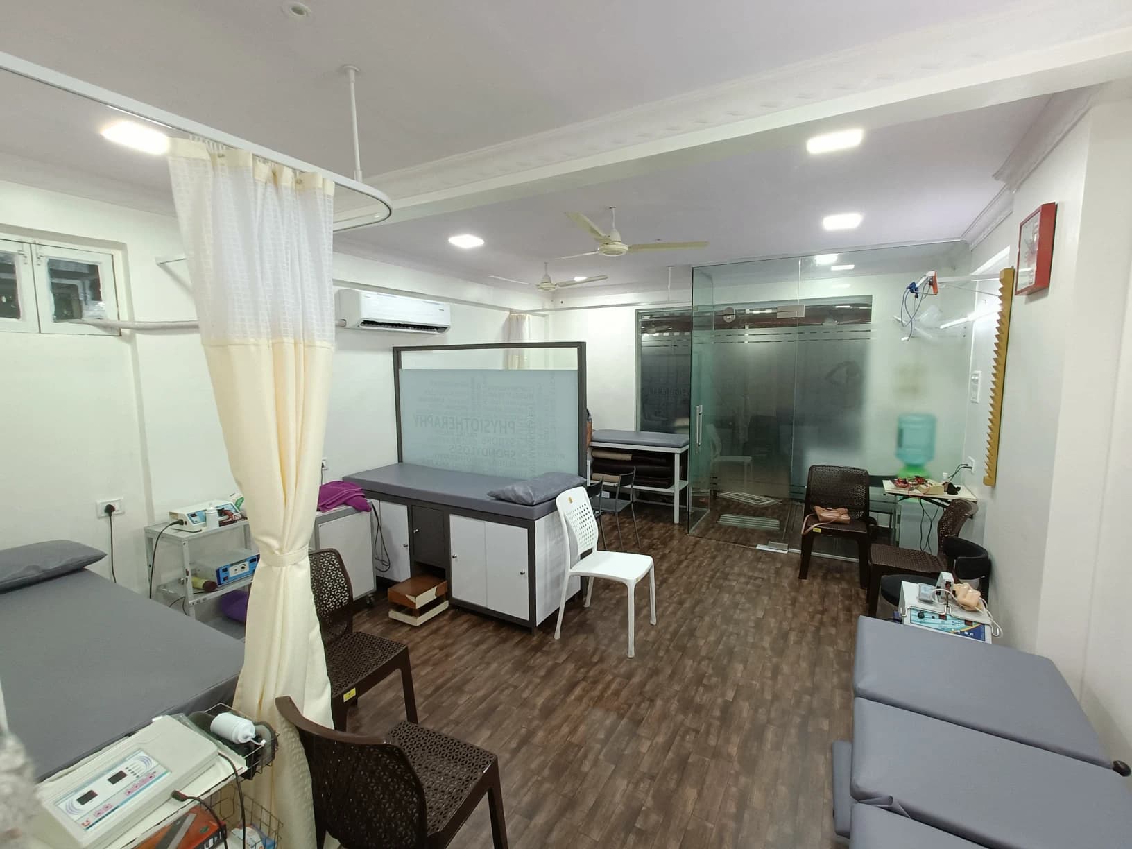 Dr. Mallick Physiotherapy clinic interior 5